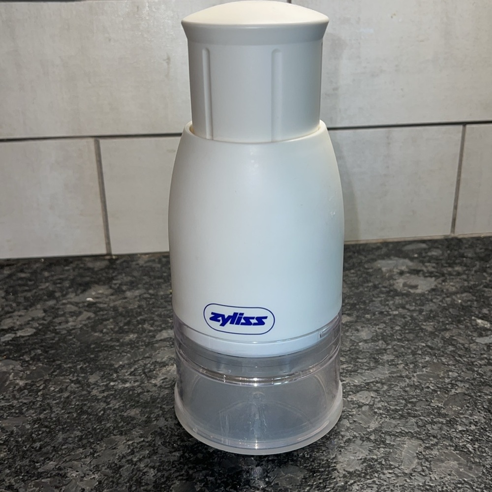 Zyliss White Food Chopper. Looks brand new. May never have been used